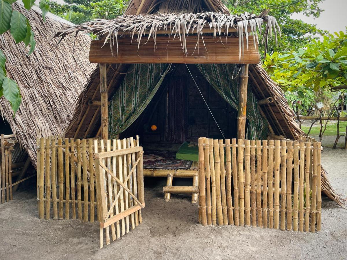 Tribal Huts Community Vandrarhem Daanbantayan Rum bild
