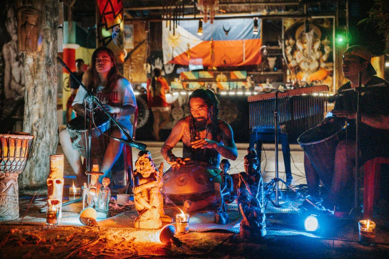 Tribal Huts Community Vandrarhem Daanbantayan Exteriör bild