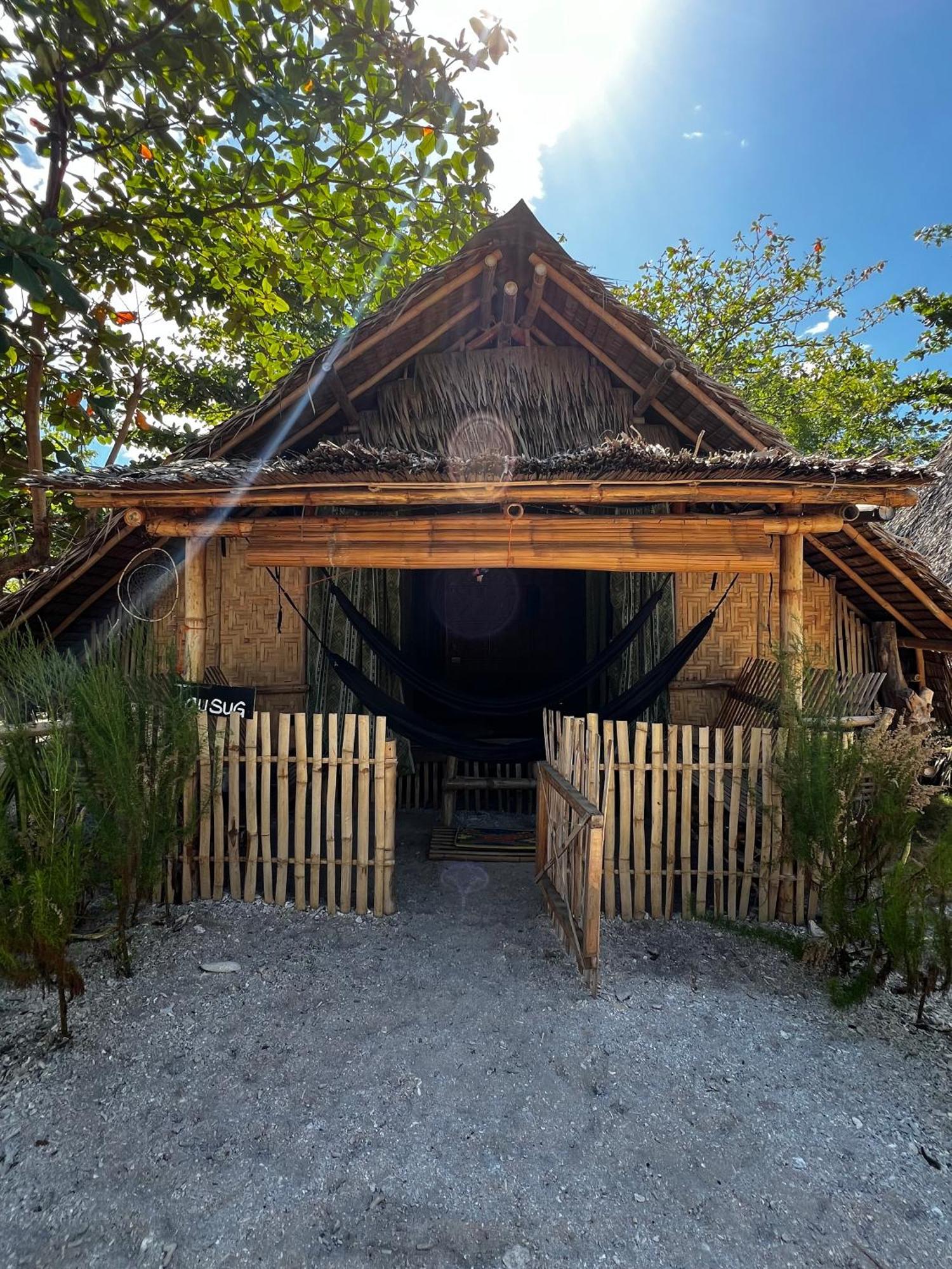 Tribal Huts Community Vandrarhem Daanbantayan Exteriör bild
