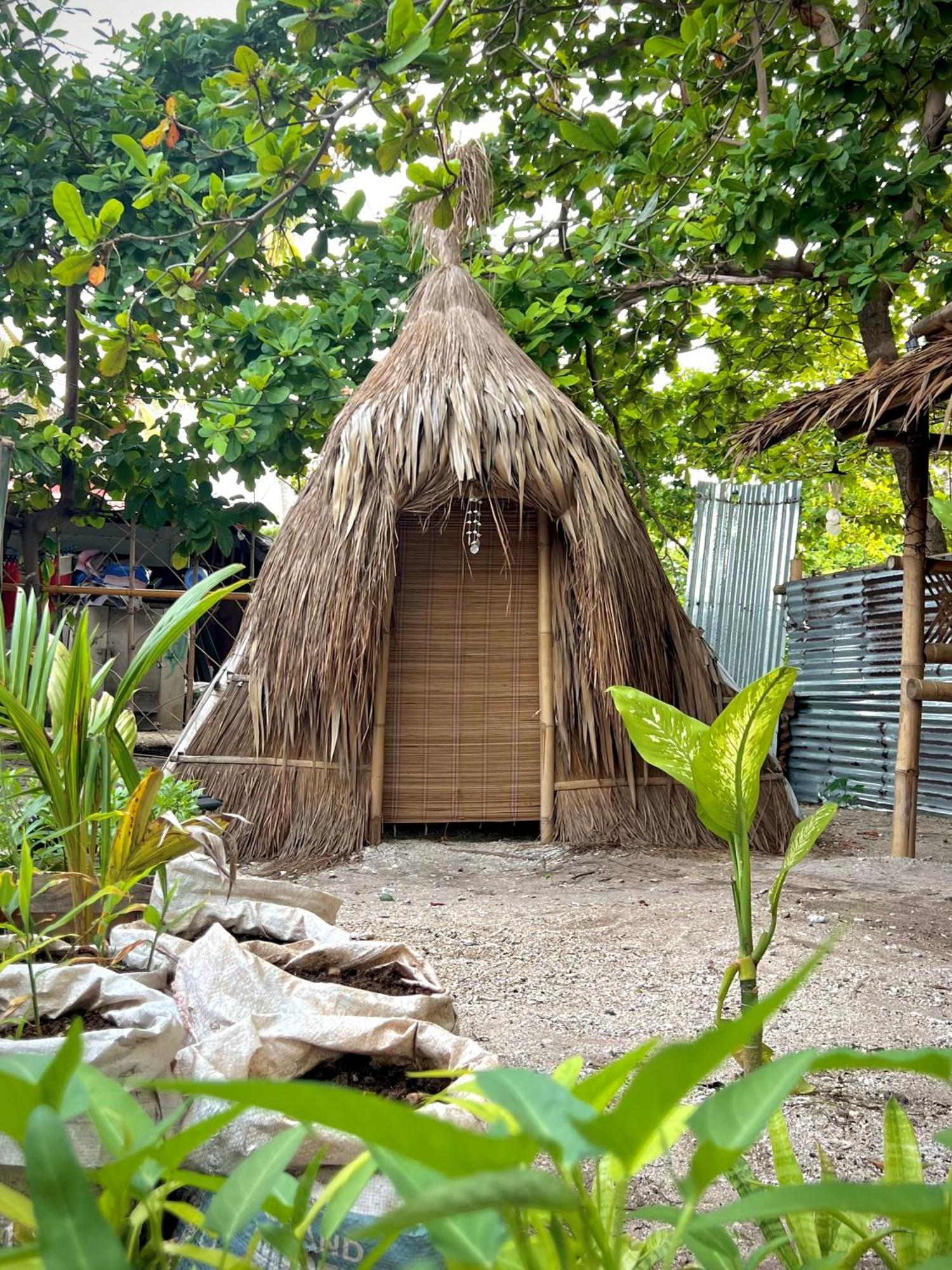 Tribal Huts Community Vandrarhem Daanbantayan Rum bild